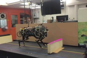 Видео: «роботопад» на турнире DARPA Robotics Challenge 2015″
